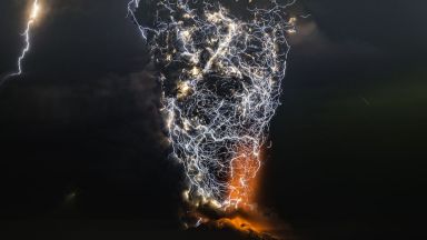 Фотограф снима бликаща вулканична лава и стряскащи гръмотевични бури