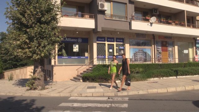 Банковият клон се намира на централна улица в новия Несебър на метри от сградата на общинския съвет