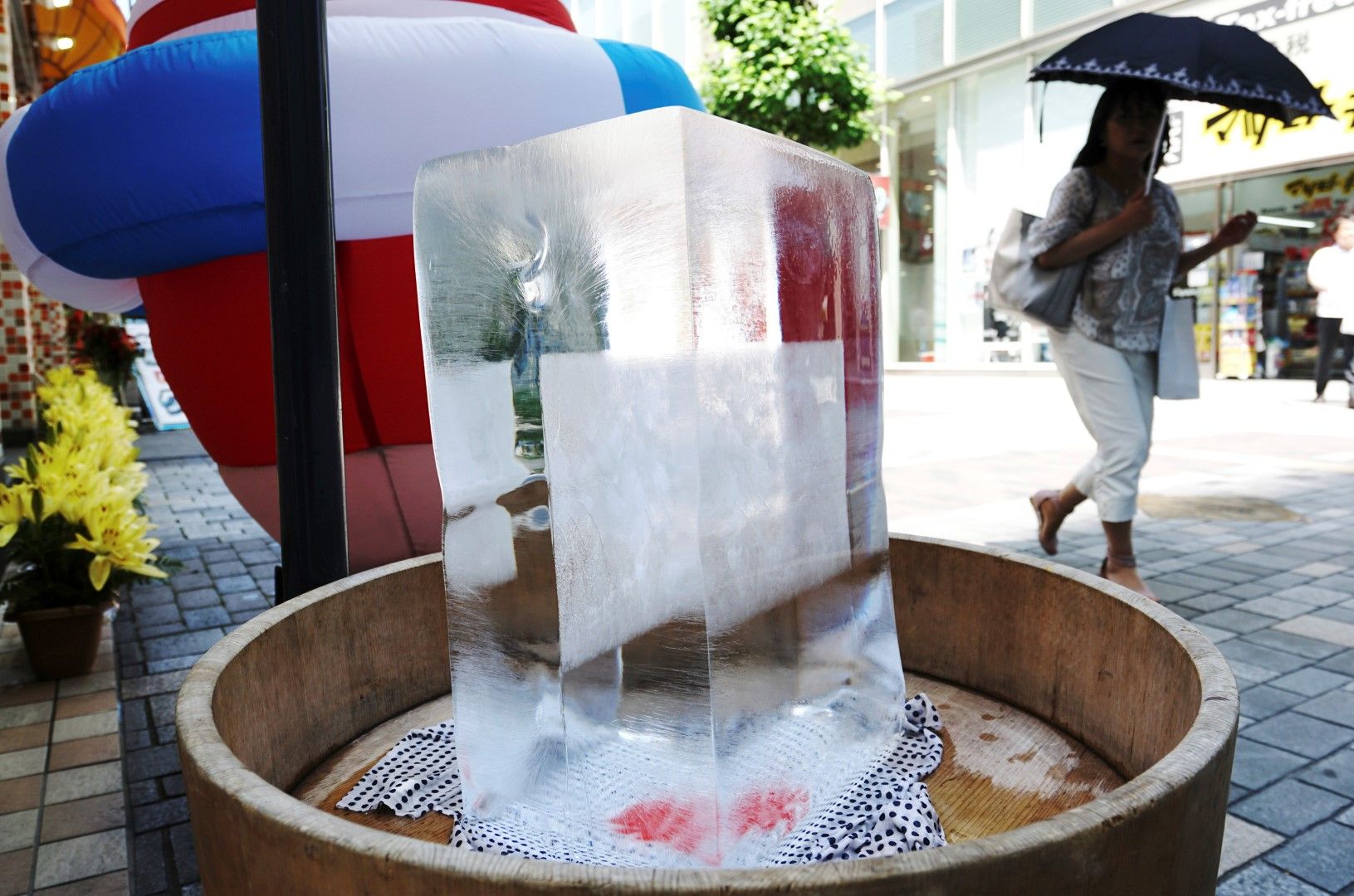 Огромни ледени блокове са поставени на много места в Токио