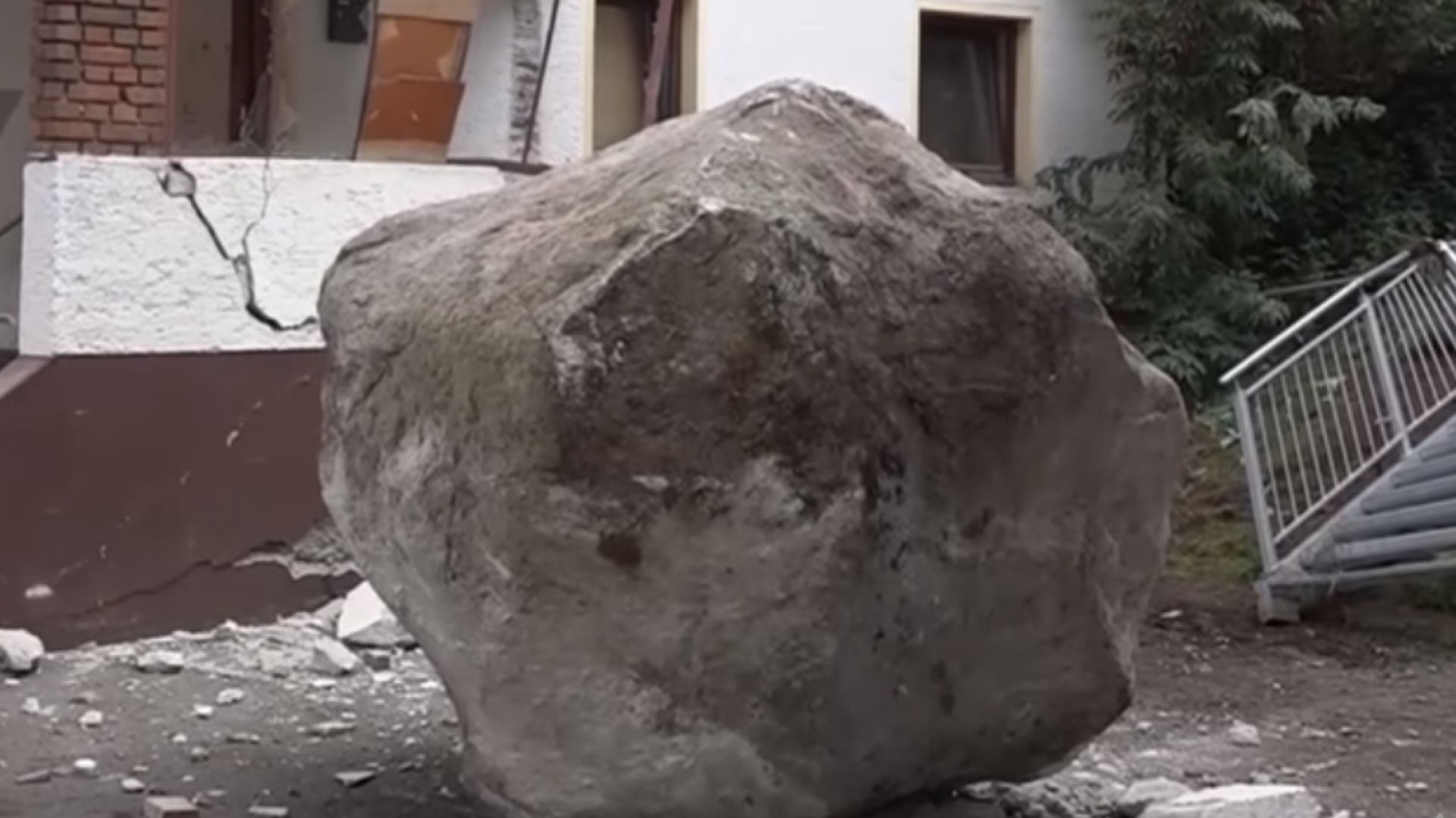 20-тонна скала се разби в сграда в Австрия