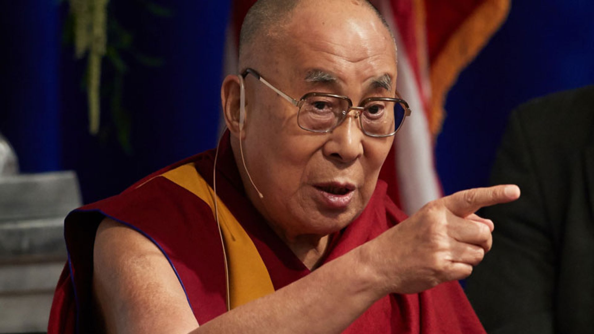 Далай Лама се извини за коментар, възприет като сексистки