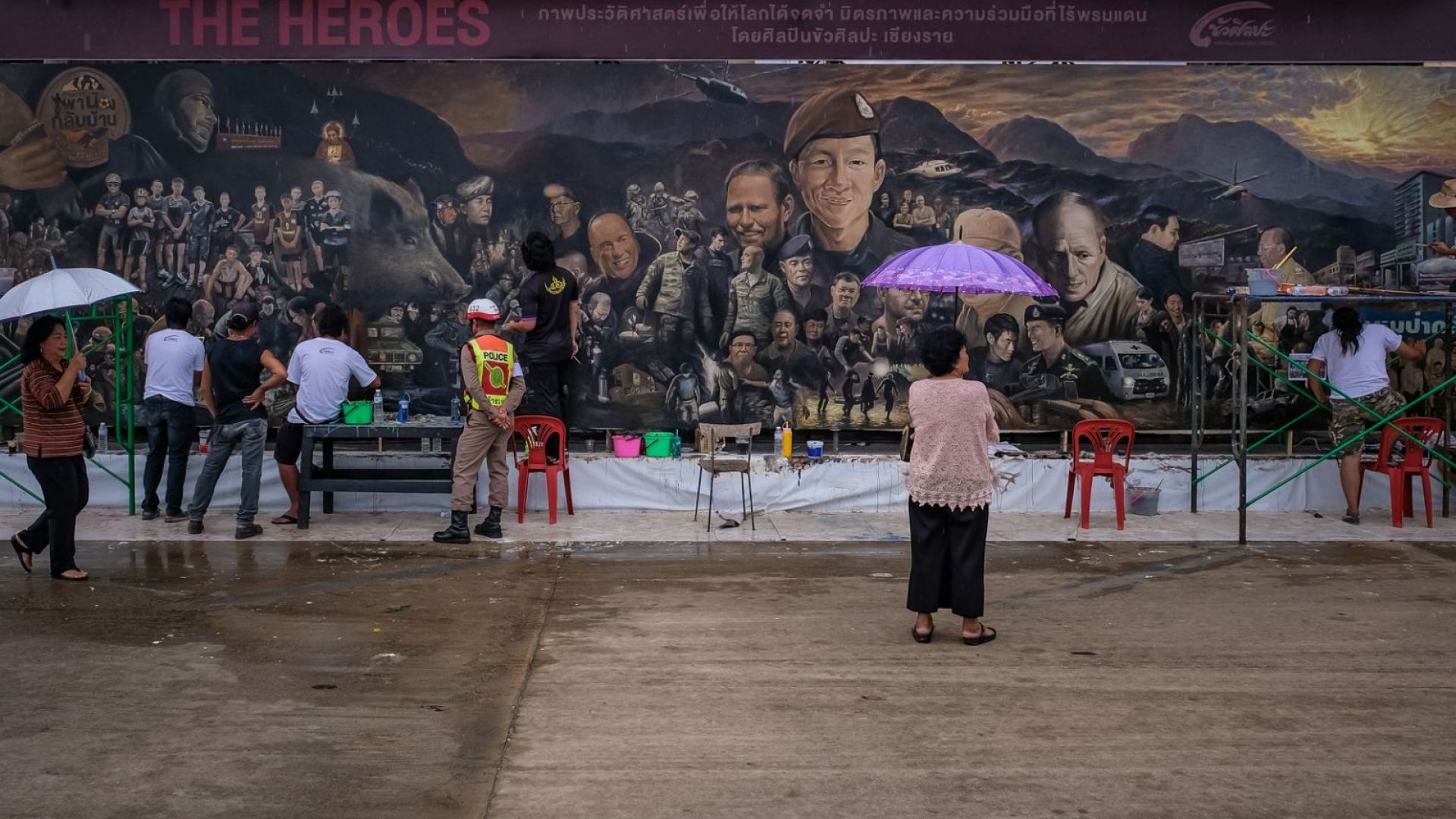 Огромни стенописи увековечиха героите от тайландската пещера
