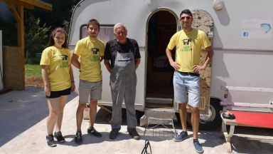 3-ма студенти обикалят 100 града в България, за да покажат надеждата