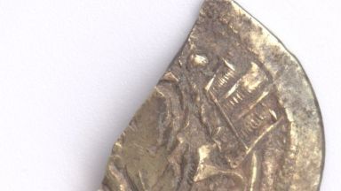 Археолози откриха златна монета на императорите Андроник II и Андроник III в крепостта Русокастро