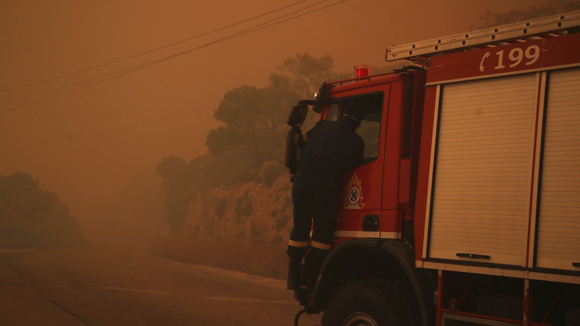Горски пожар бушува в района на Атика в Гърция, няма засегнати българи
