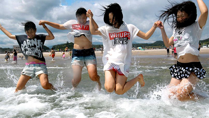 Плажовете около Фукушима отново приемат туристи