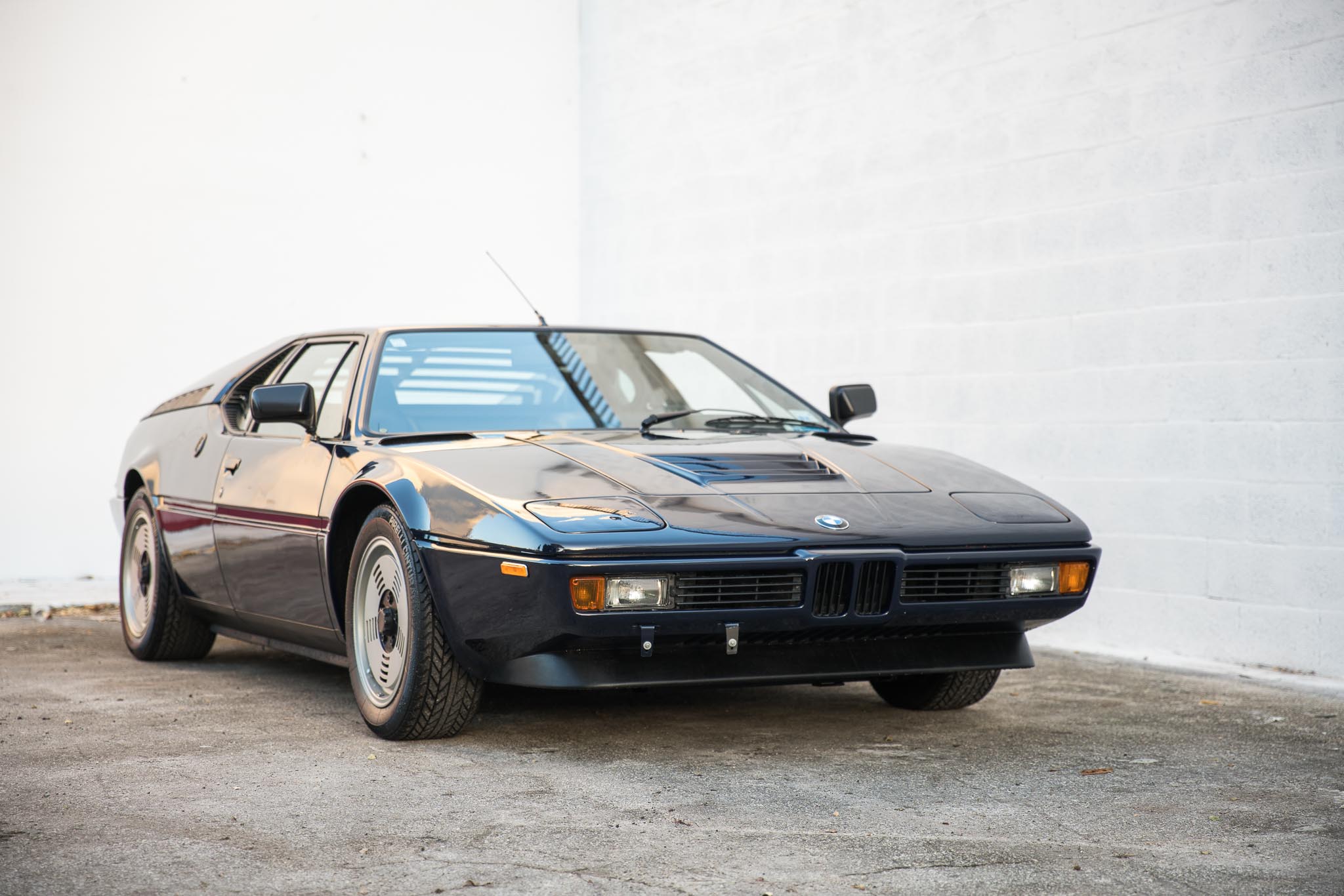 Продават BMW M1 за сериозните 650 000 долара