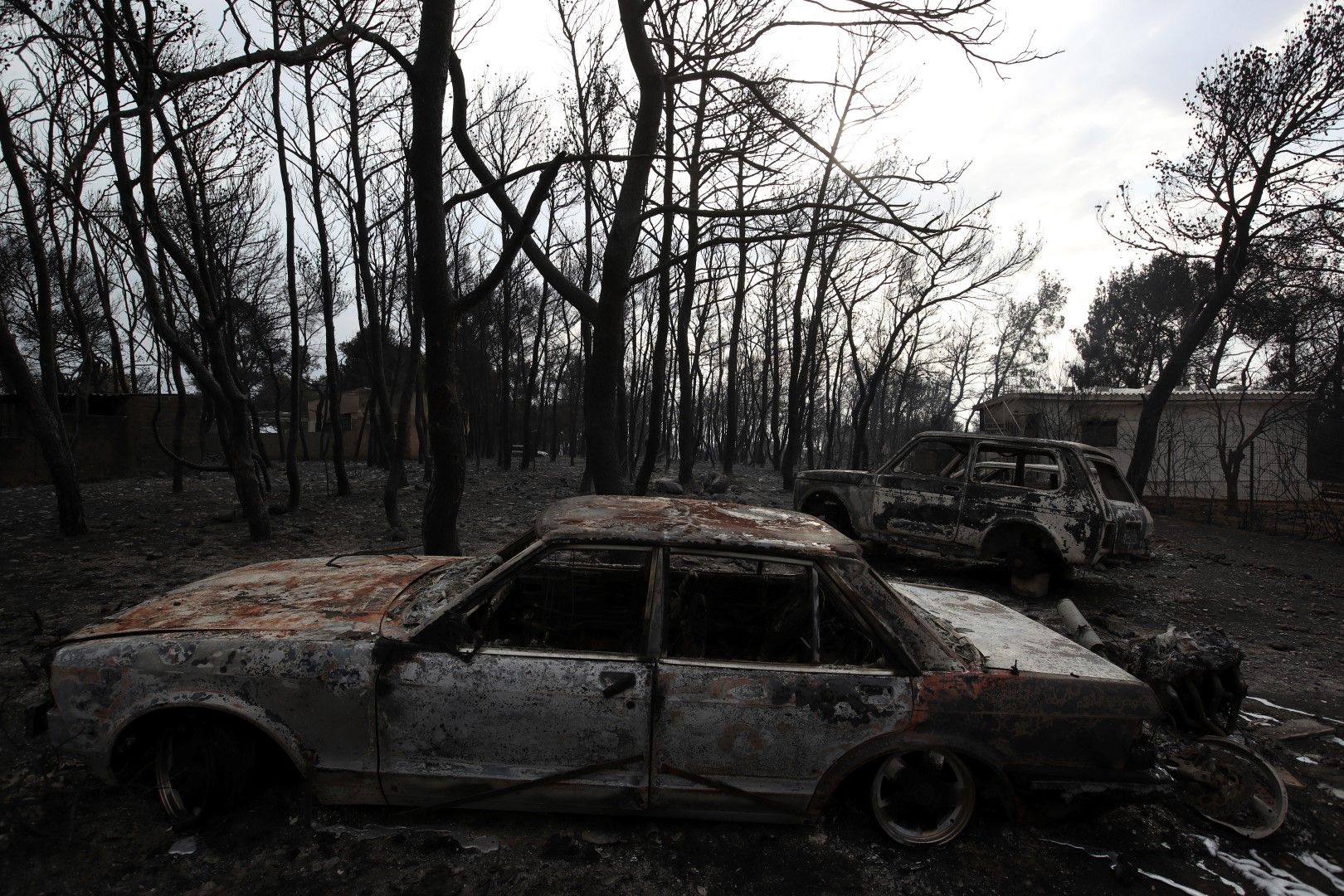 Освен жертвите, много автомобили бяха напълно опожарени
