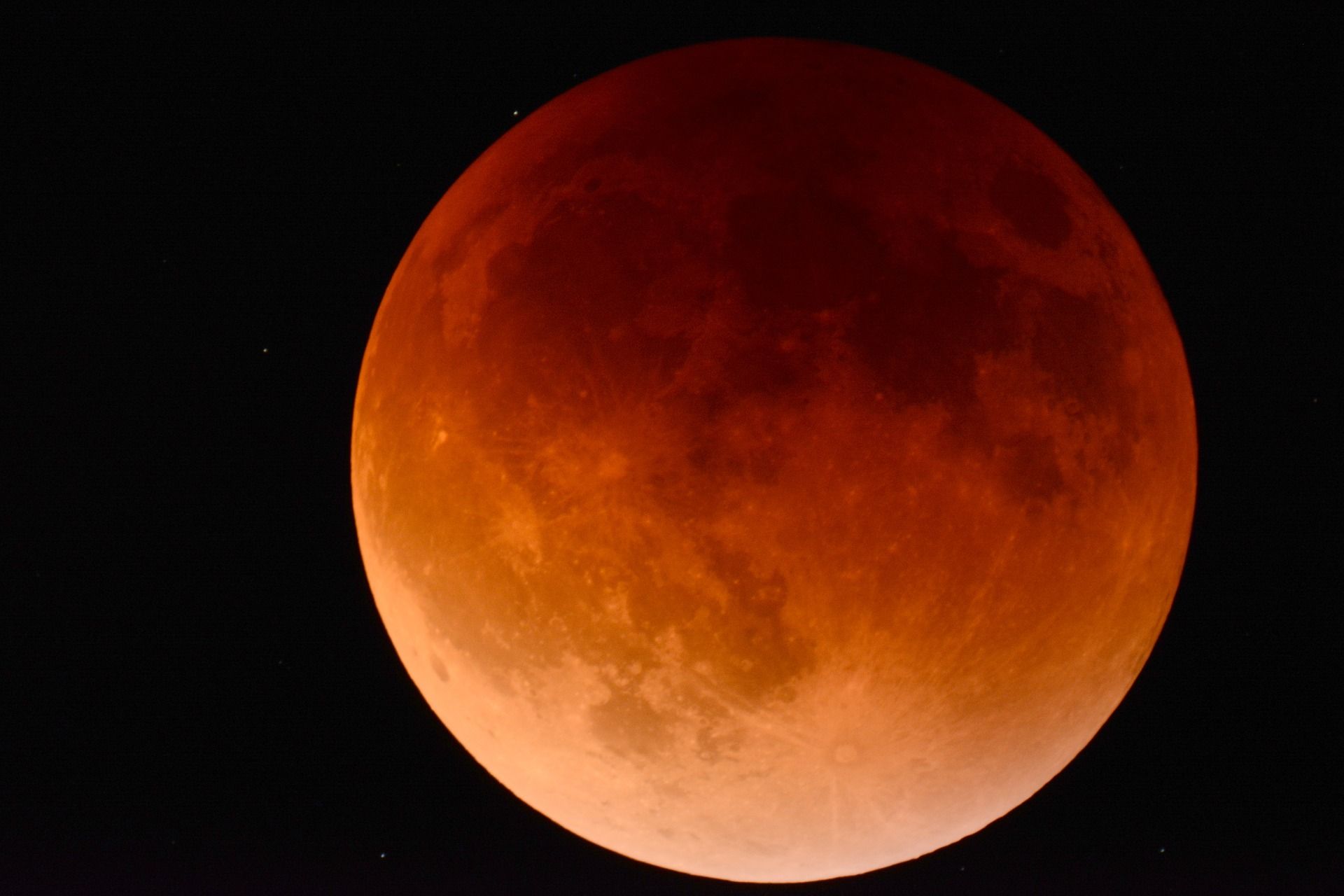 Лунното затъмнение може да има ярко или тъмно червени отенъци