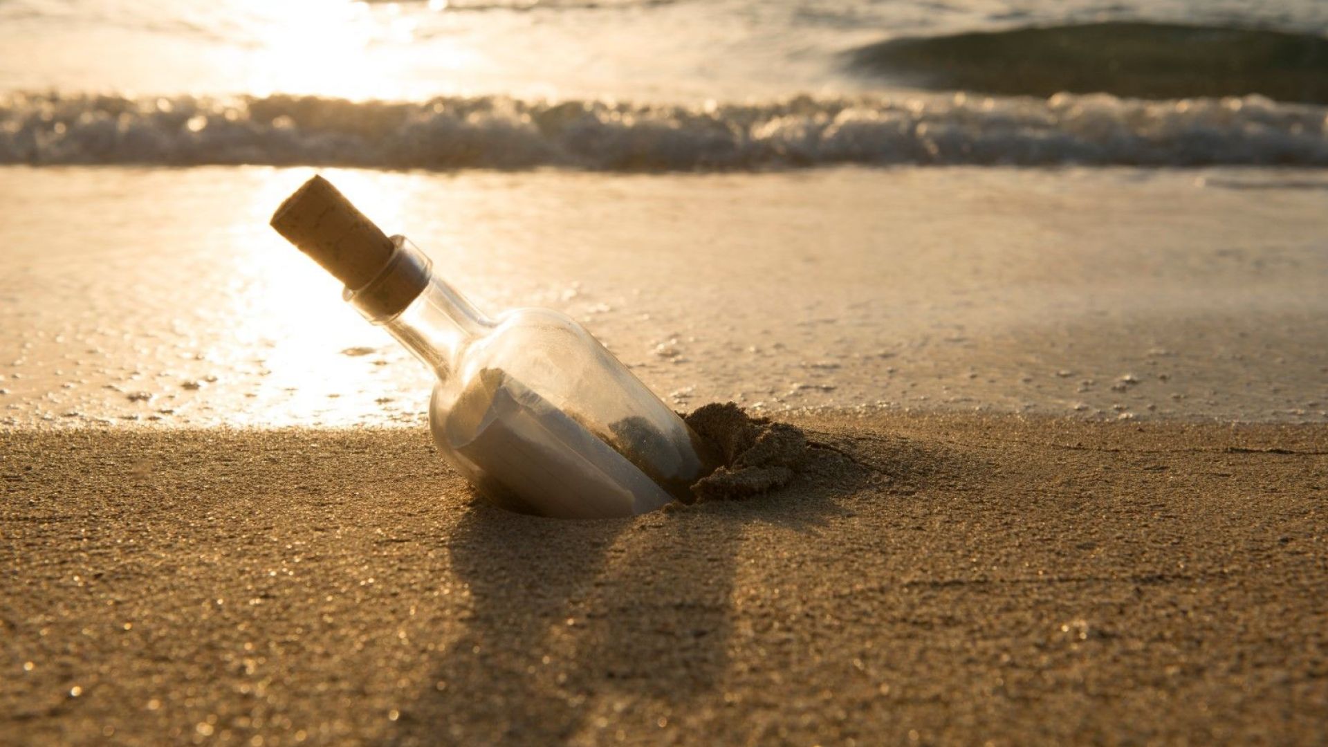 Послание в бутилка хвърлена в морето от брега на Ню