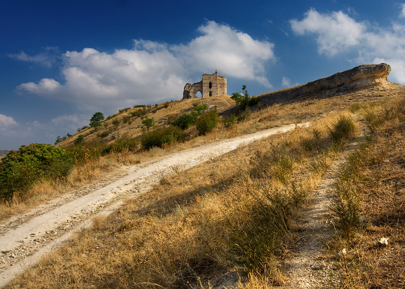 Вижте една от малкото оригинални крепости в България