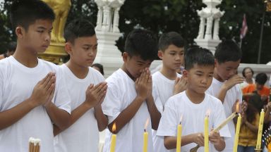  Монаси за 9 дни стават спасените от пещерата тайландски момчета