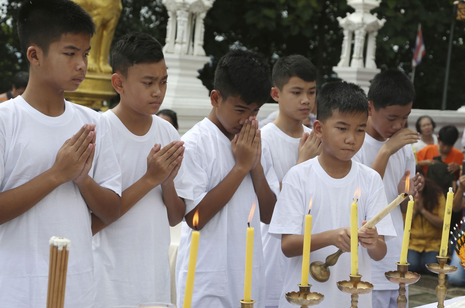 Спасените от пещерата тайландски момчета стават монаси за 9 дни