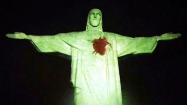 Светещо сърце се появи на статуята на Христос в Рио