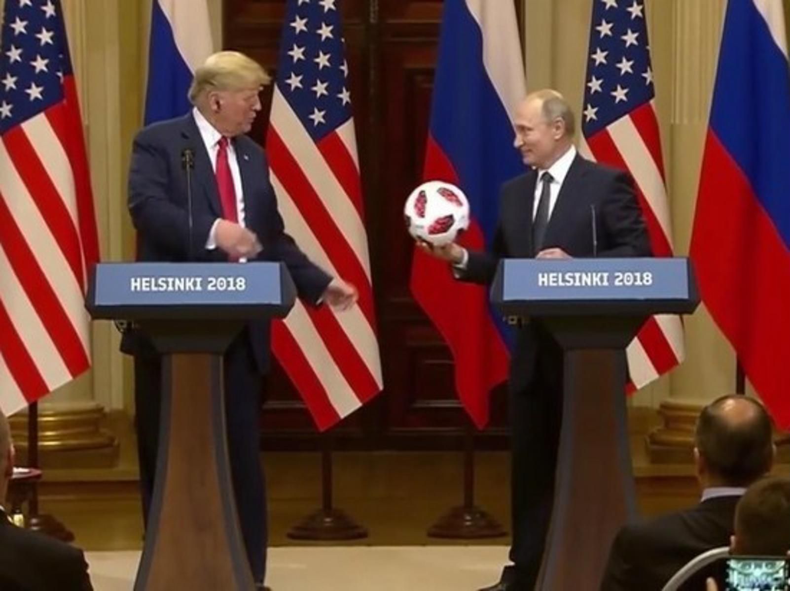 На срещата между двамата президенти в Хелзинки през юли Путин подари на Тръмп топка с микропредавател