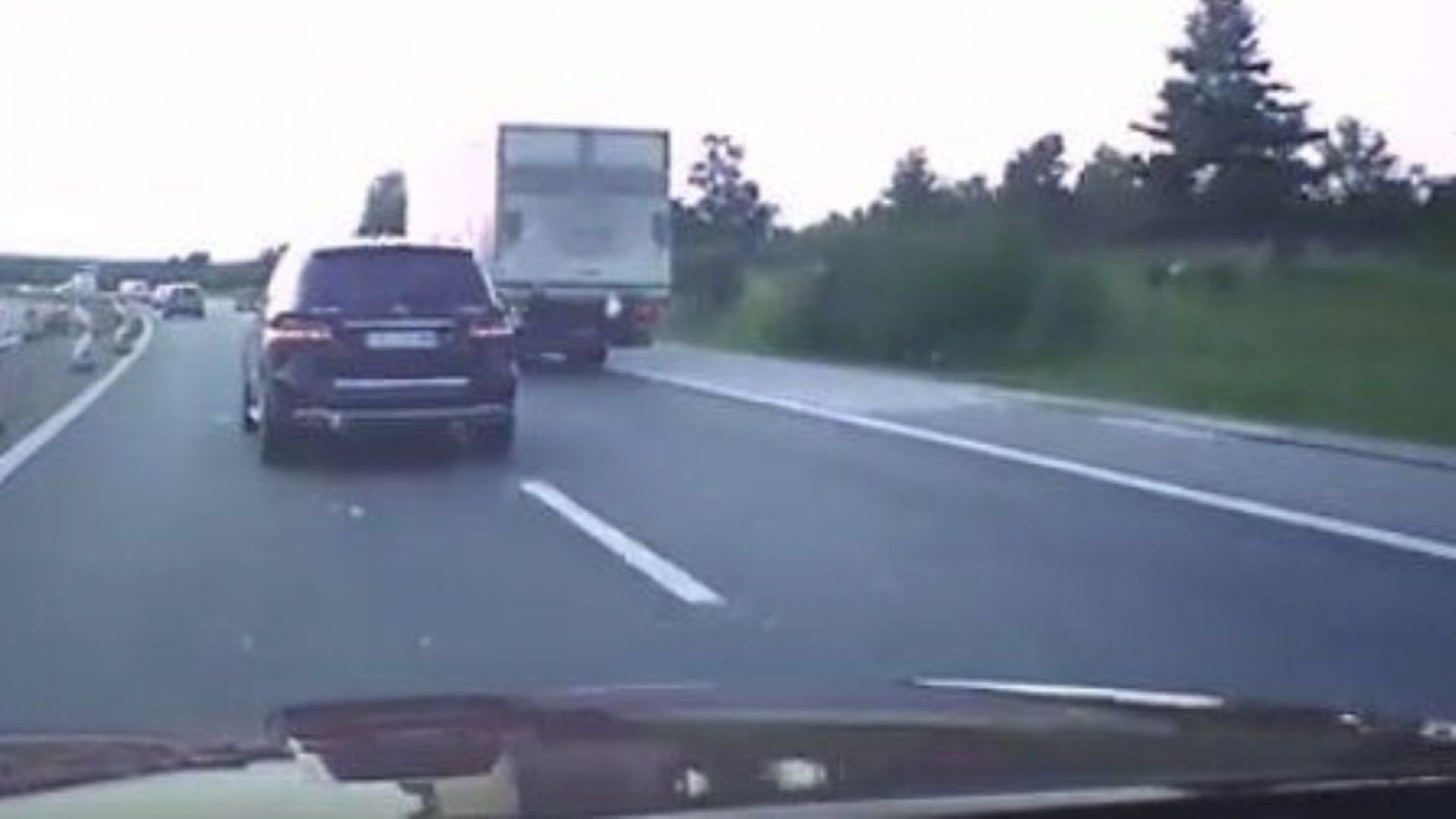 Нов случай на нагло и опасно шофиране на магистрала, свалиха видеото