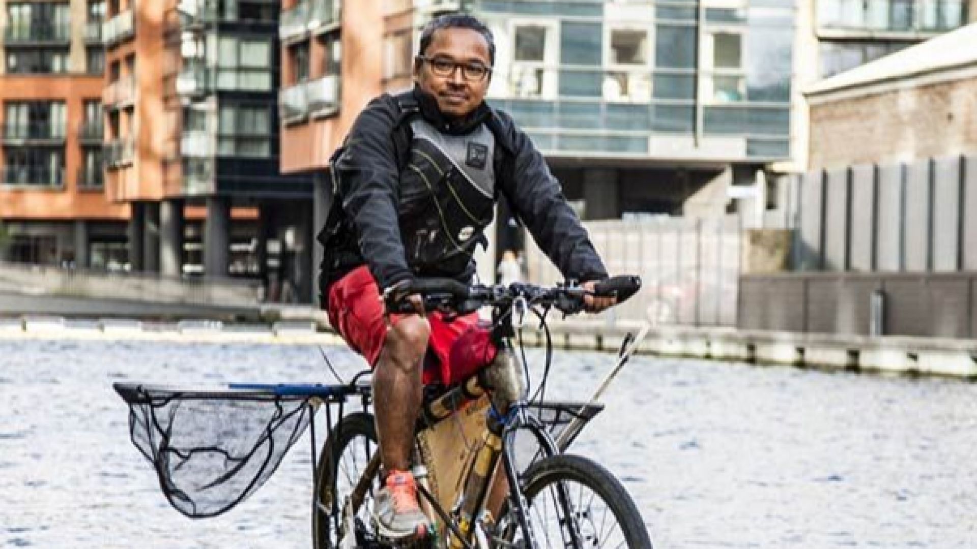 Запознайте се с мъжа, който чисти Темза на колело
