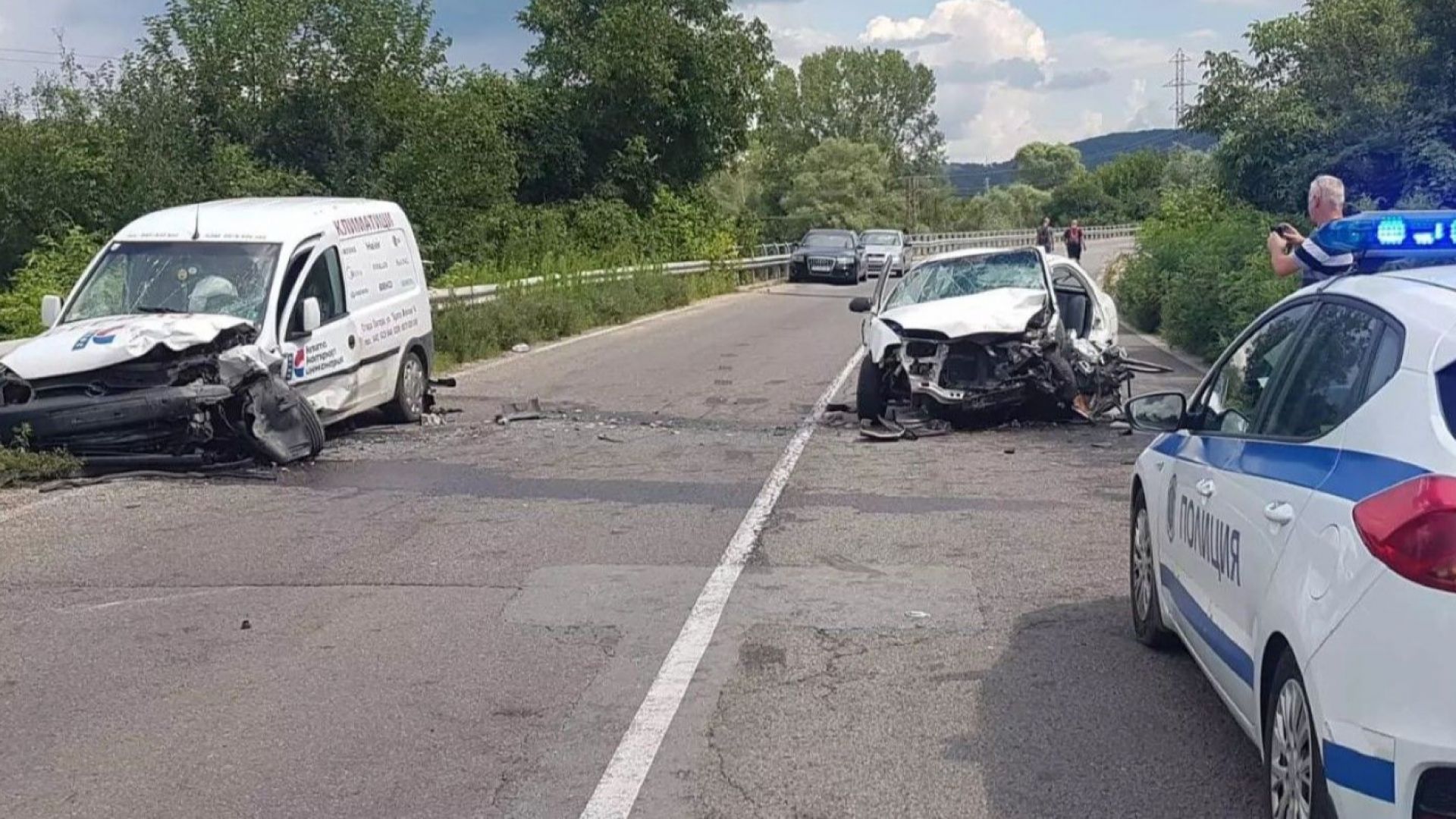 Челен удар затвори главен път, трима са ранени