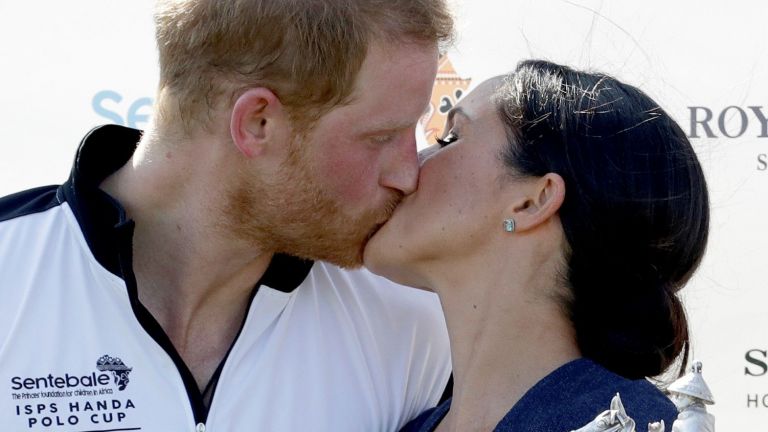 Меган дари Хари със страстна целувка след победа на поло