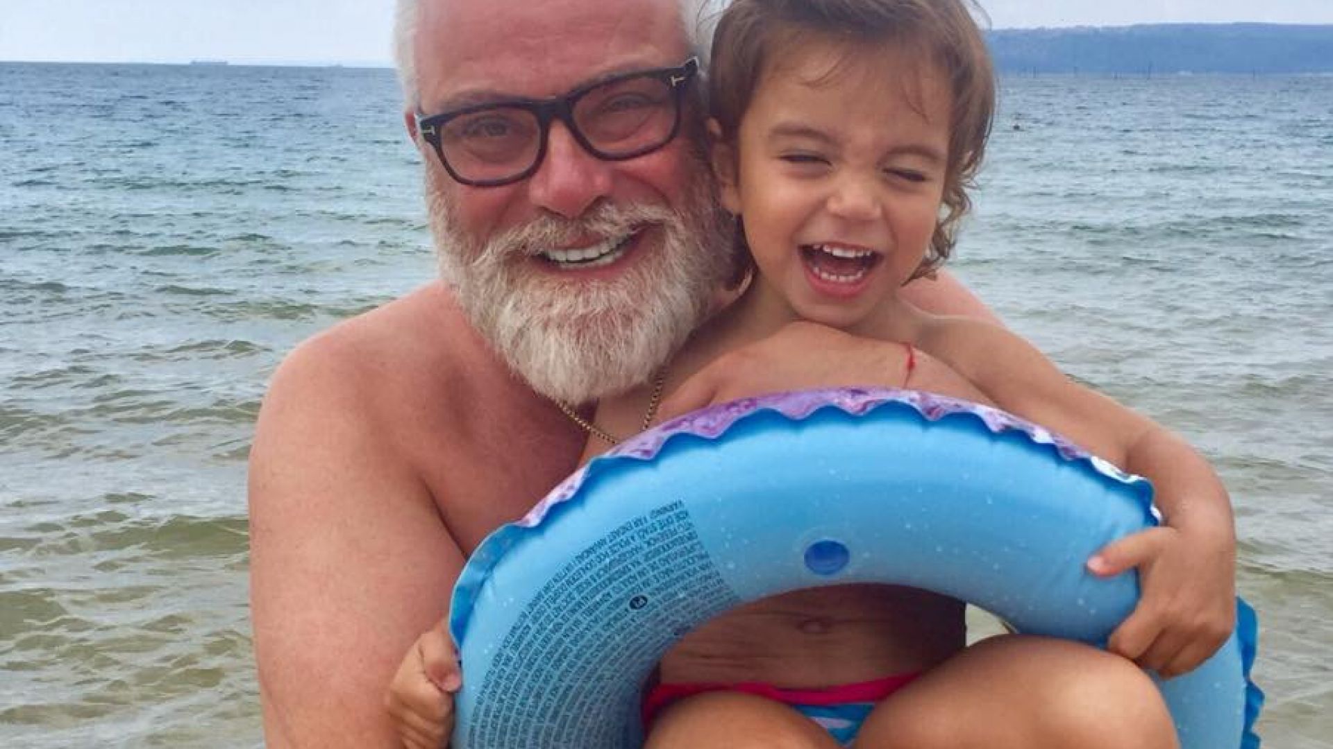 Владо Пенев на плажа с внучката на Катето Евро (снимки)