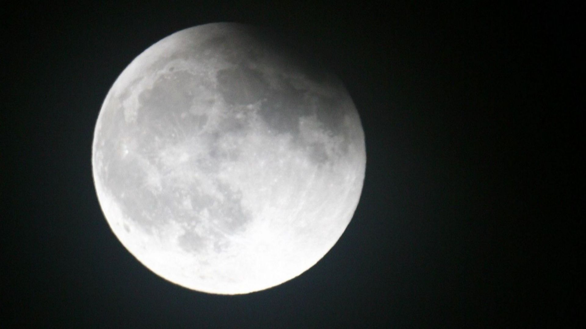 Тази вечер е най-продължителното пълно лунно затъмнение за века