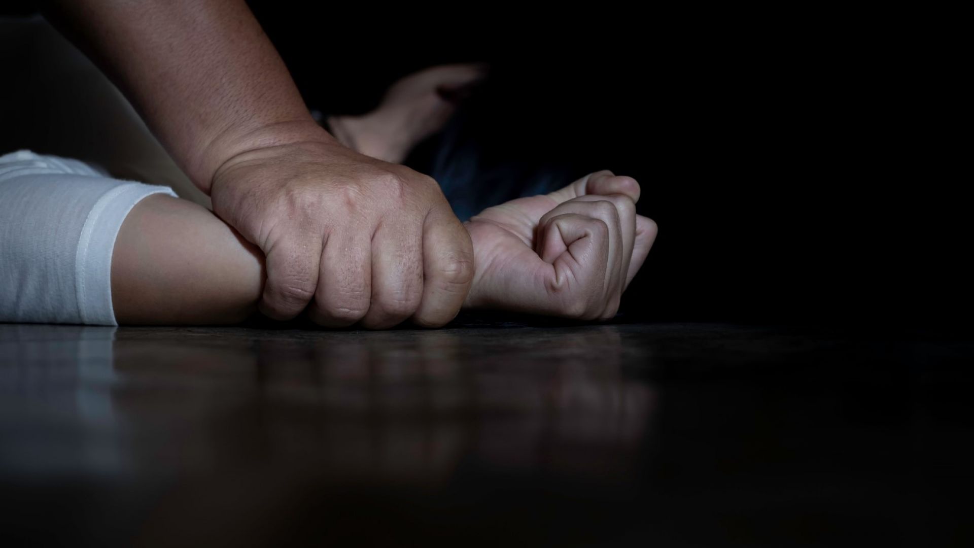 Изверг изнасили детето на бременната си приятелка