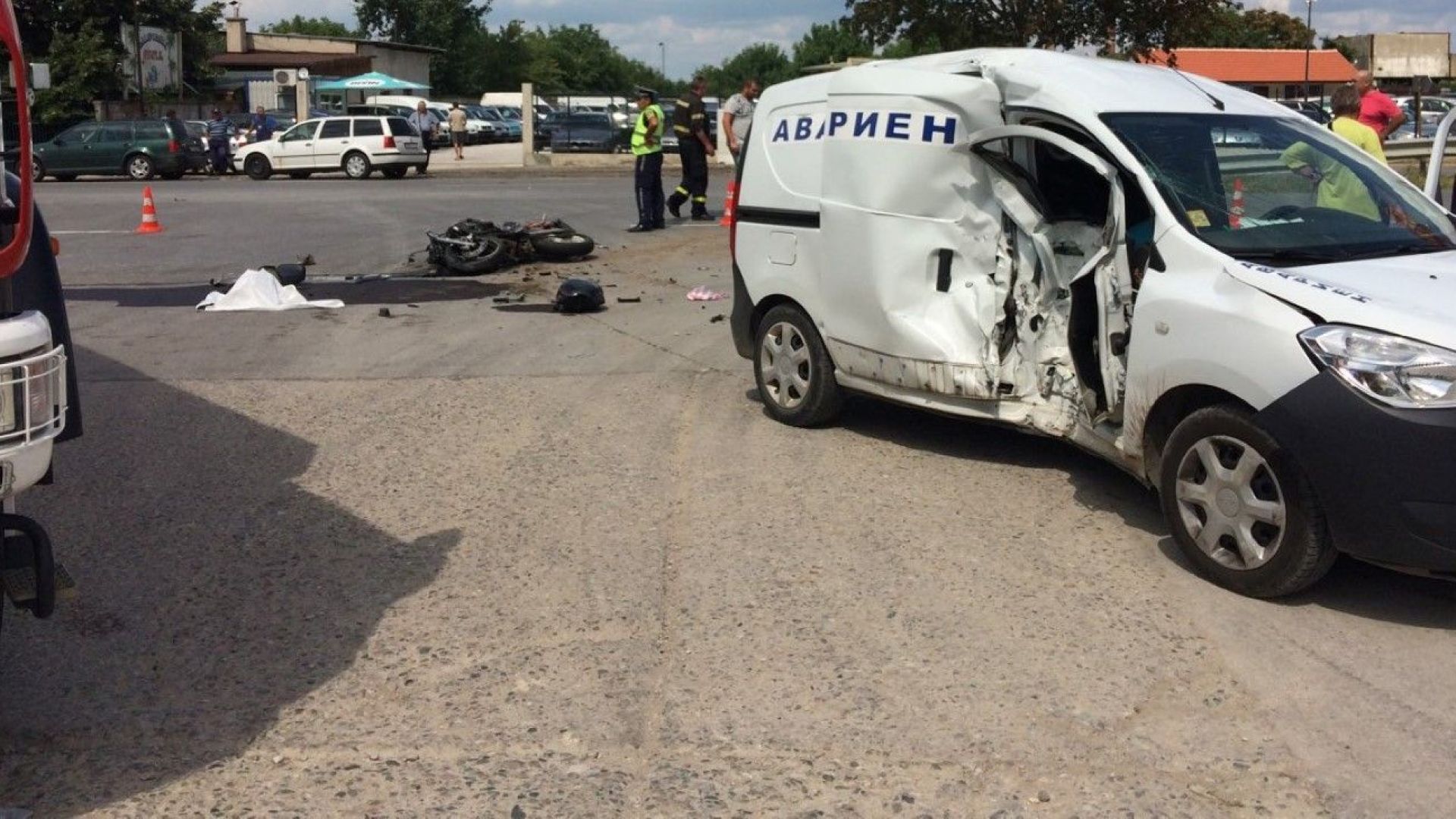 Моторист се заби в кола на ВиК, уби служител и загина (снимки)