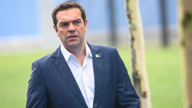  Кабинетът в Гърция пред рецесия, военният министър хвърли оставка 