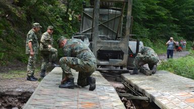 Военни монтираха мост до откъснатите махали в Глогово