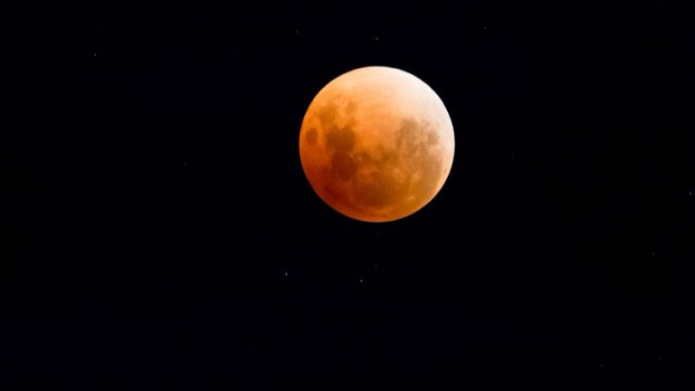 Наблюдавахме най-дългото лунно затъмнение през този век