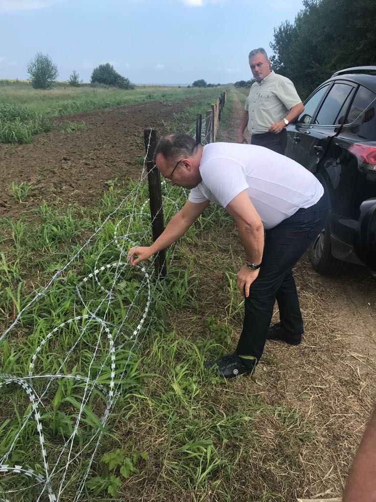 Бившият министър на земеделието Румен Порожанов инспектира пораничната ограда, която трябва да спре дивите прасета от Румъния, 28 юли 2018 г. 