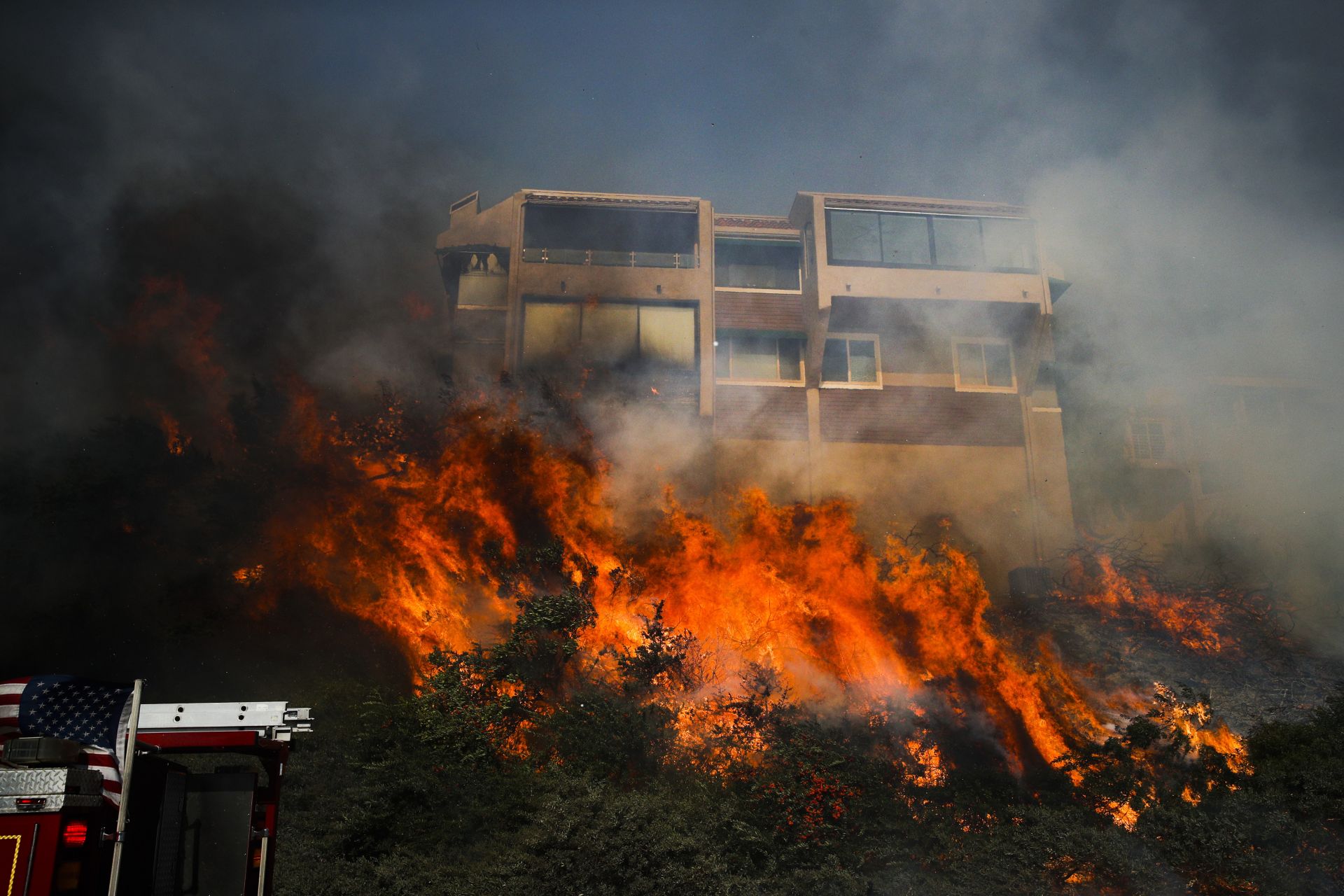 Пламъците унищожиха 5000 хектара и сега застрашават 4900 сгради
