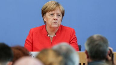 Консервативният блок на Меркел с рекордно нисък рейтинг