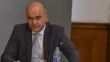 Министър Петков: Държавата не може да си позволи безлимитна лична помощ