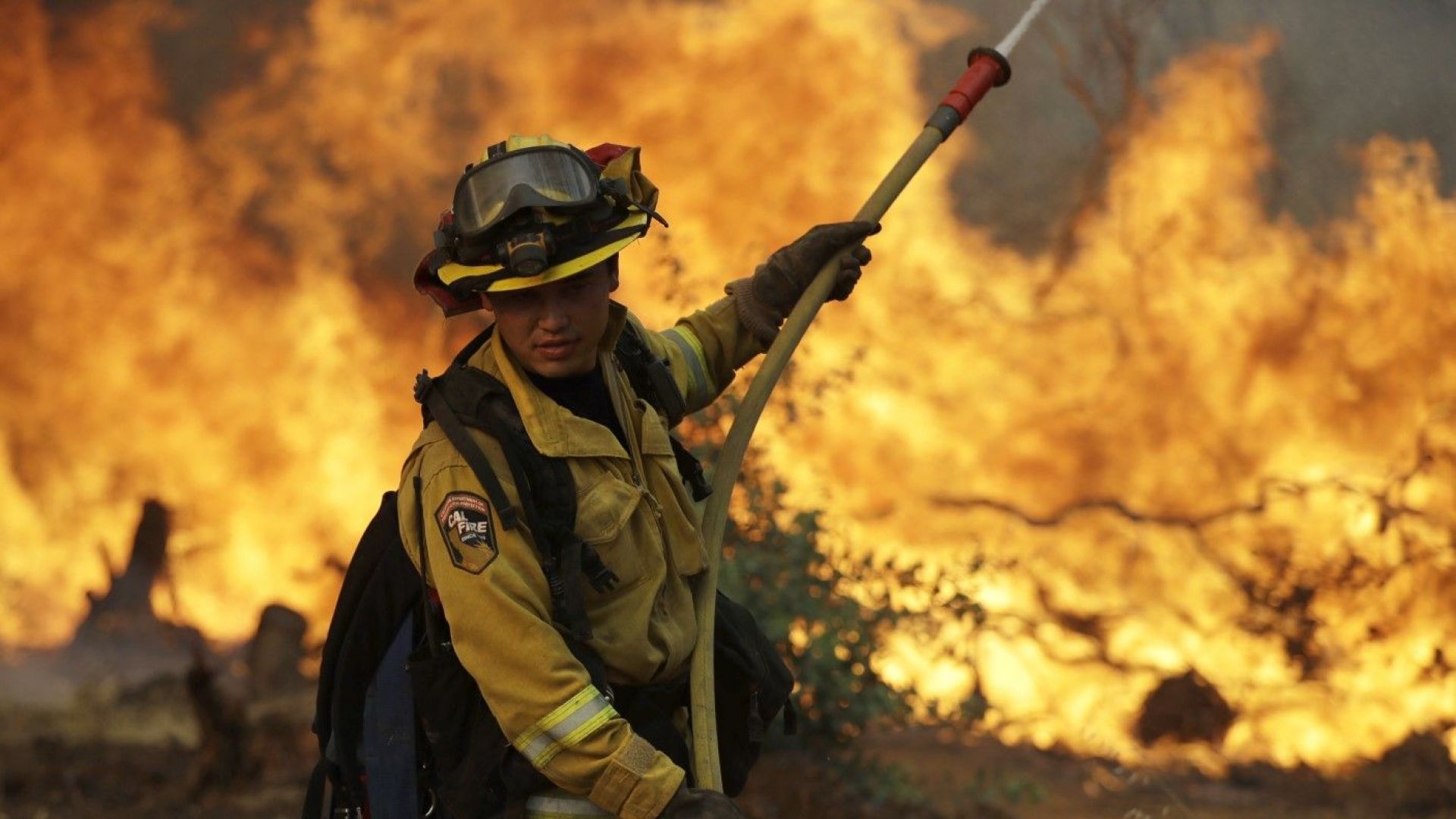 Расте броят на жертвите на пожарите в Калифорния: Огънят уби вече 4-ма пожарникари