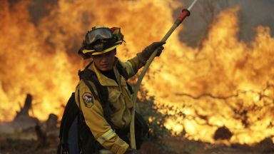 Огнената стихия уби вече 4-ма пожарникари в Калифорния