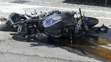  Моторист се заби в джип, бори се за живота си 