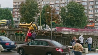 Камион с бетон помпа се обърна в река Янтра в Габрово (снимки)