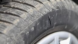 Арестуваха варненец, нарязал гуми на кола на съсед