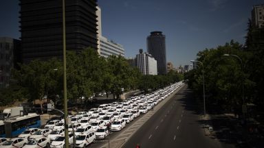 Мадрид блокиран от стачка на таксиметровите шофьори (снимки)