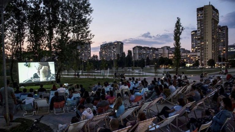 Столичани се събират на безплатно кино пред блока