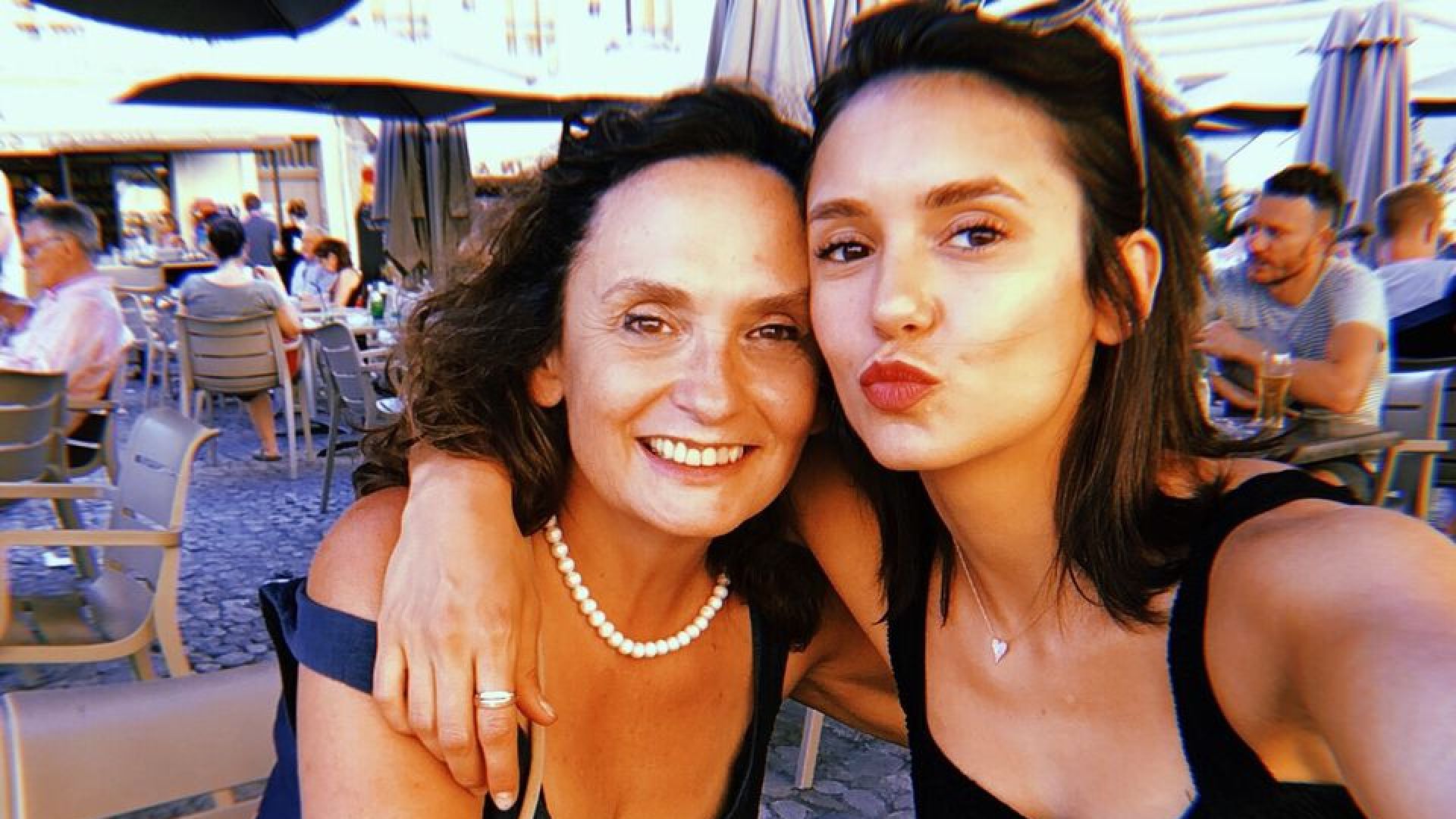 Нина с майка си в Париж