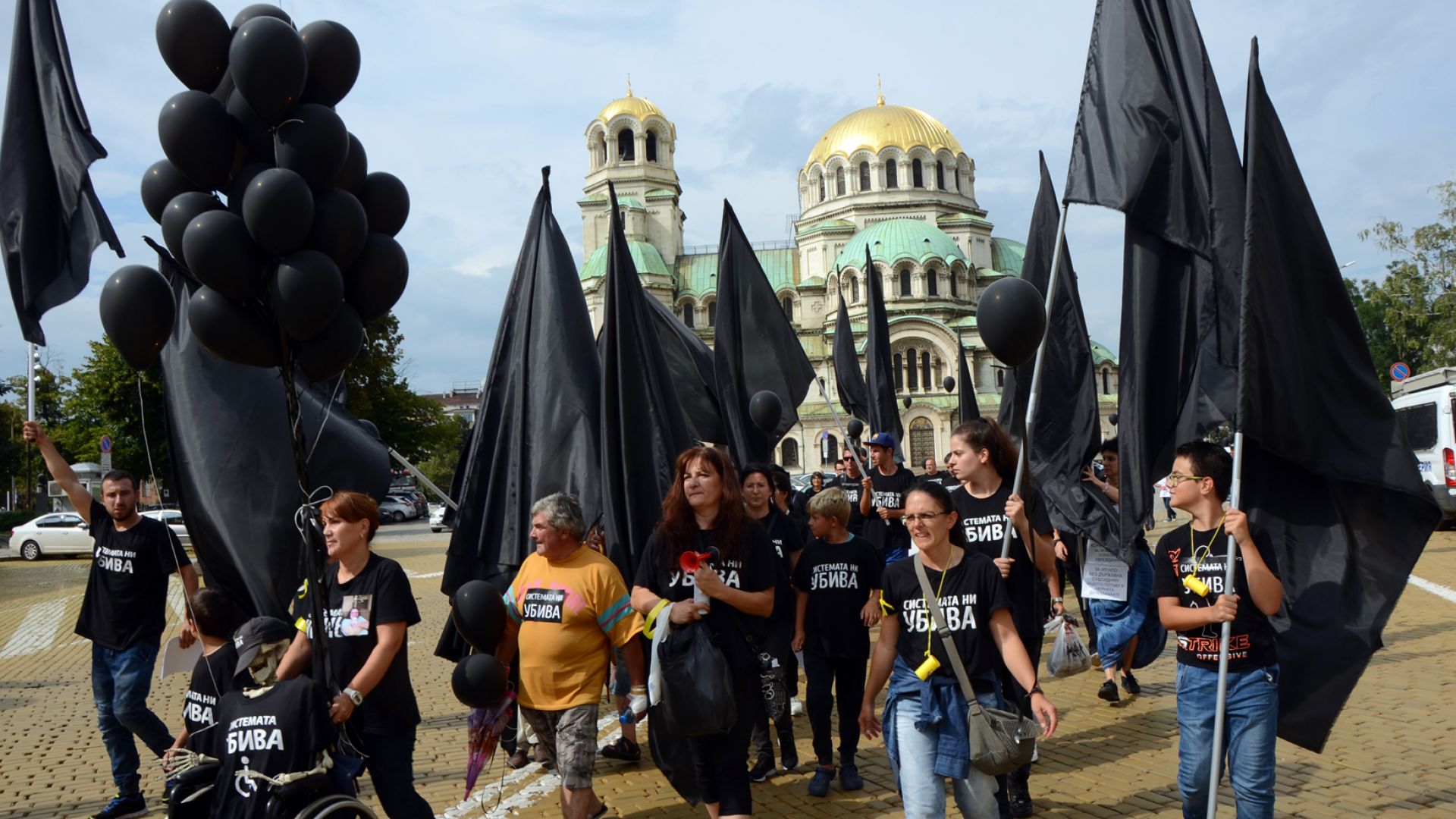 Протестиращи майки на деца с увреждания се събират пред парламента Виновните