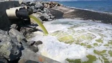 Жълто-зелени води се изливат в морето край Бургас (видео)