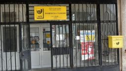 "Български пощи"  поетапно възстановяват плащането на сметки за ток и вода