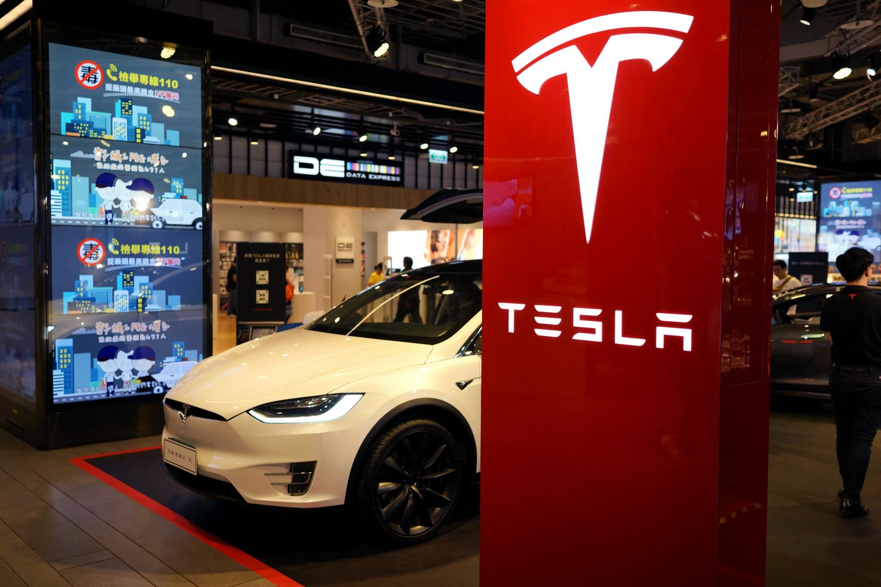 Американският производител на електромобили Тесла (Tesla) изнерви инвеститорите, обявявайки неочаквано голяма загуба
