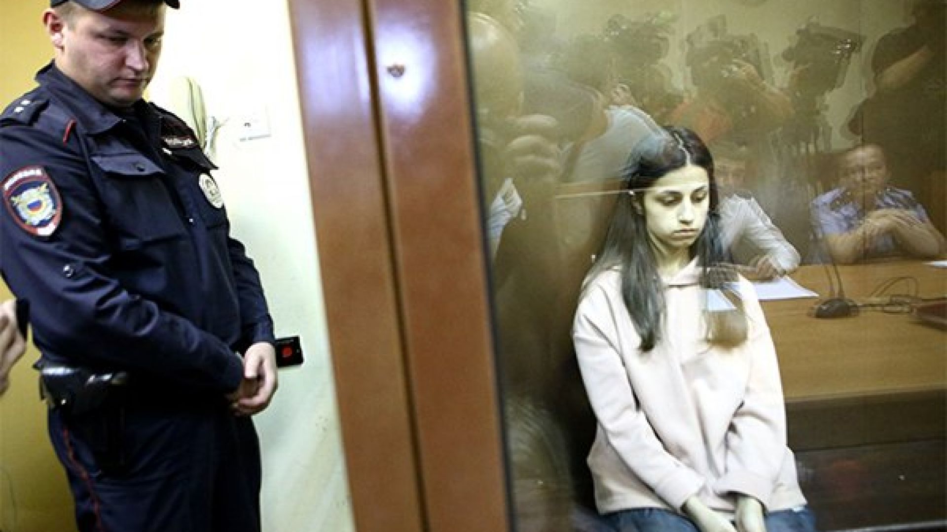 Убийство потресе Русия - три сестри заклаха баща си, били робини