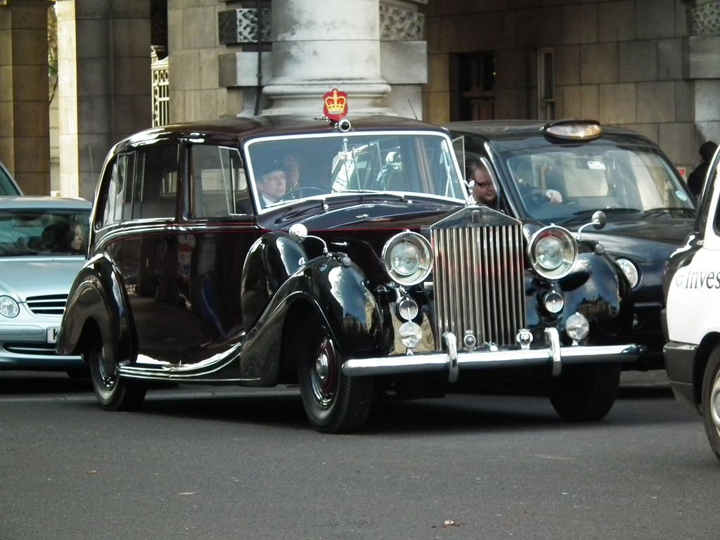 Rolls-Royce на кралица Елизабет Втора отива на търг