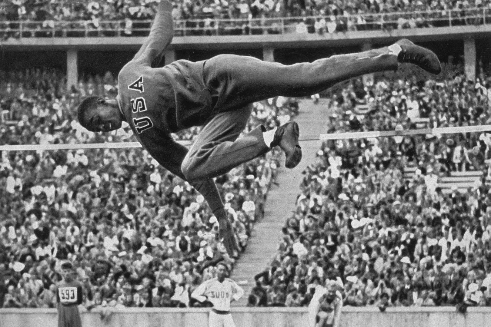 Адолф Хитлер открито показва недоволството си от постиженията на американските цветнокожи атлети – Джеси Оуенс и Корнелиус Джонсън (на снимката)