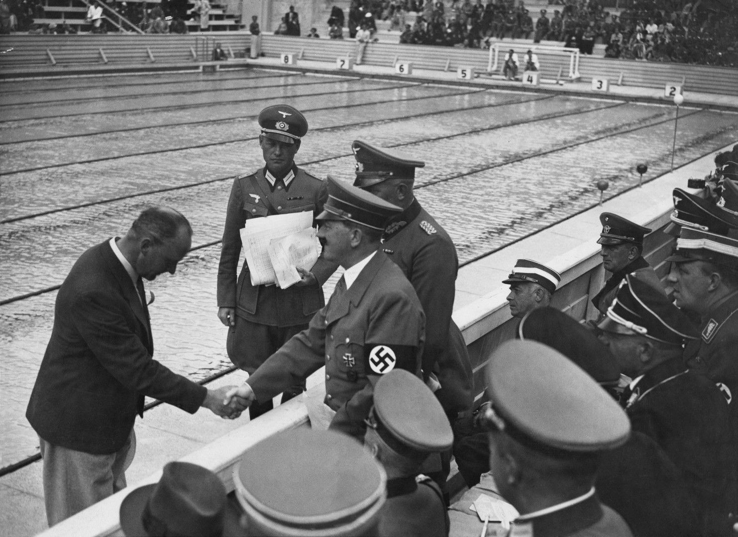 Адолф Хитлер на плувния басейн